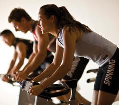 Indoor cycling para perder 800 calorías por sesión